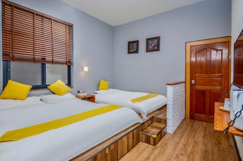 1 queen bed, 1 twin bed