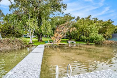 Lakefront Charmer - Guest House