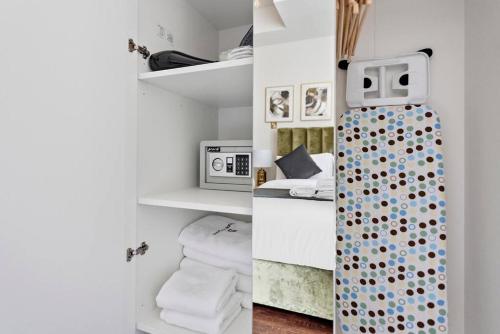 StoneTree - Elegant Studio in Goldcrest View - image 6