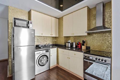 StoneTree - Elegant Studio in Goldcrest View - image 2