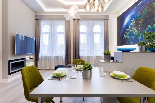 Grand & Luxurious In The Heart Of Budapest, 2BR & 2BT