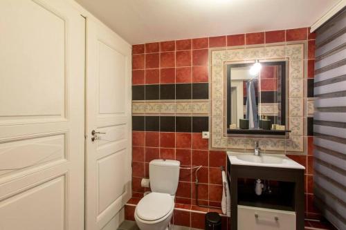One-Bedroom Apartment image 3