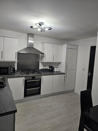 Superb 3 Bed Home Away from Home in Glasgow, just off M8 with free parking