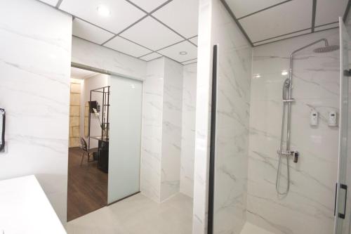 Twin Room Plus with City View image 3