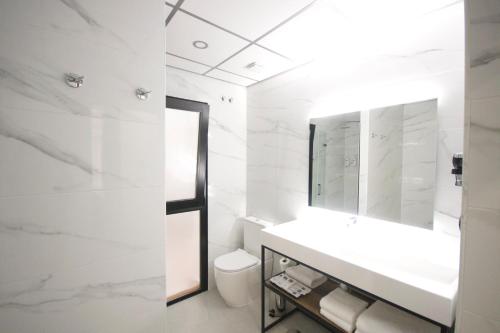 Twin Room Plus with City View image 2