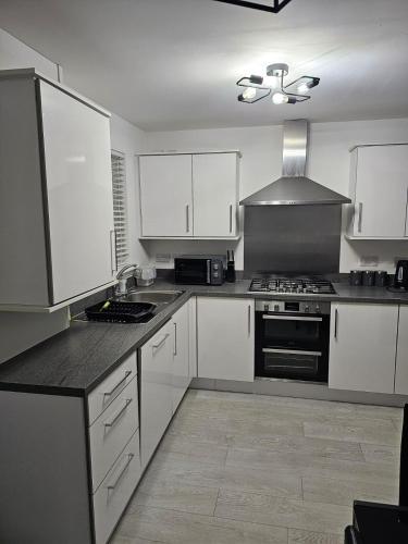 Superb 3 Bed Home Away from Home in Glasgow, just off M8 with free parking