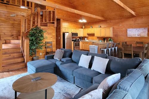 Relax by the River Lodge in Sevierville, USA