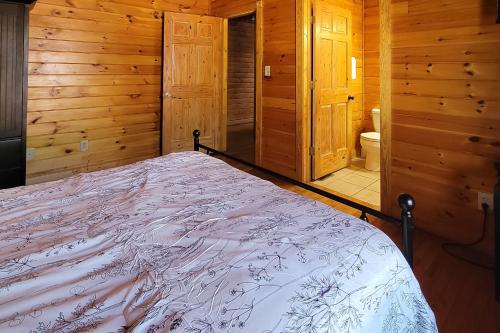 Relax by the River Lodge in Sevierville, USA