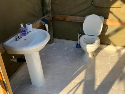 Bathroom, Lorato Camping in Muchenje