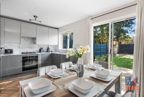 OnSiteStays - Modern 3 bed House, 2 x Parking, Garden, WIFI & dishwasher - Apartment - Bromley