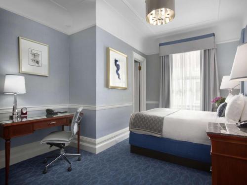 Deluxe Mobility Accessible King Room with Wheelchair Access