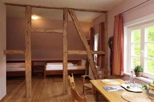 1 queen bed, 2 twin beds