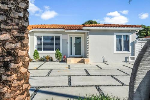 3 2 Family friendly Brand New Home w Pool in Miami, USA