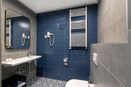 Cosmo City Hotel - image 6