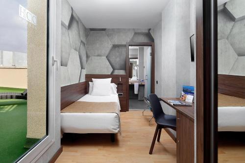 Single Room image 7