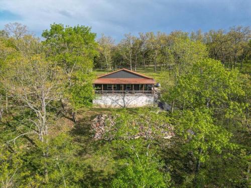 Table Rock Lakefront on 2 Acres with firepit in Golden, USA