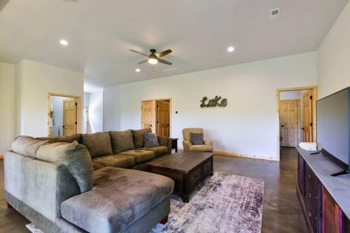 Table Rock Lakefront on 2 Acres with firepit in Golden, USA