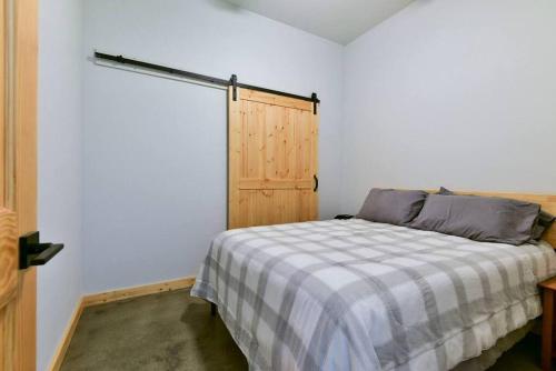 Table Rock Lakefront on 2 Acres with firepit Table Rock Lakefront on 2 Acres with firepit