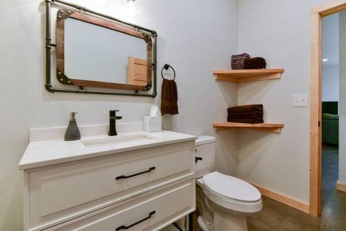 Table Rock Lakefront on 2 Acres with firepit Table Rock Lakefront on 2 Acres with firepit