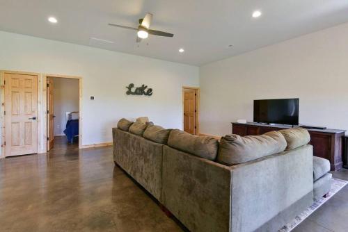 Table Rock Lakefront on 2 Acres with firepit Table Rock Lakefront on 2 Acres with firepit