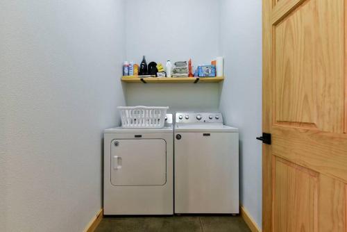 Table Rock Lakefront on 2 Acres with firepit Table Rock Lakefront on 2 Acres with firepit