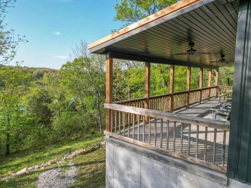 Table Rock Lakefront on 2 Acres with firepit Table Rock Lakefront on 2 Acres with firepit