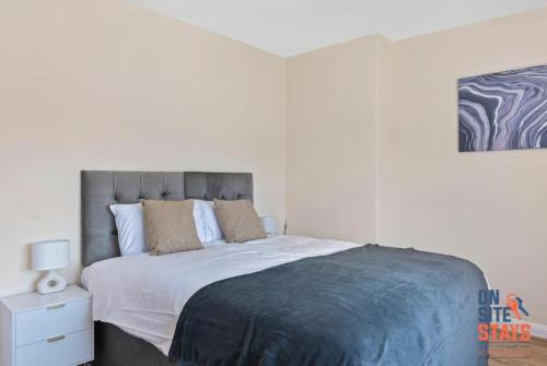 OnSiteStays - Comfortable Contractor Accommodation, 3-BR House, WIFI, Parking & Large Garden