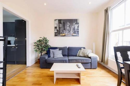 Bright and Quiet 2-bed 2-bath with Great Patio, Londres