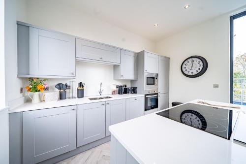 Kitchen, Luxurious 4-Bedroom Penthouse: 15 Mins to City Centre, Secure Parking in Far Royds