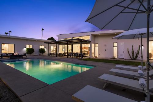 Stunning- Ultra Luxe Estate with 2 Casitas, Resort like Pool, Spa, Firepit & More in Palm Springs, USA