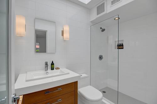 Hollywood Palms Estate- Ultra-Luxe, Pool, Spa, Firepit, Outdoor Kitchen & More in Palm Springs, USA