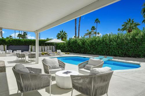 Hollywood Palms Estate- Ultra-Luxe, Pool, Spa, Firepit, Outdoor Kitchen & More in Palm Springs, USA