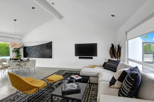 Hollywood Palms Estate- Ultra-Luxe, Pool, Spa, Firepit, Outdoor Kitchen & More in Palm Springs, USA