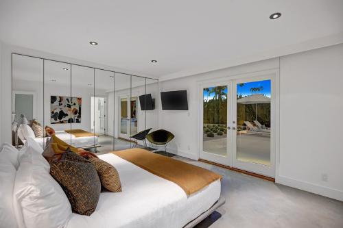 Hollywood Palms Estate- Ultra-Luxe, Pool, Spa, Firepit, Outdoor Kitchen & More in Palm Springs, USA
