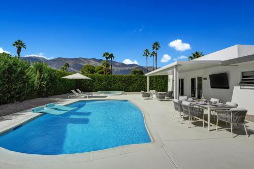 Hollywood Palms Estate- Ultra-Luxe, Pool, Spa, Firepit, Outdoor Kitchen & More in Palm Springs, USA