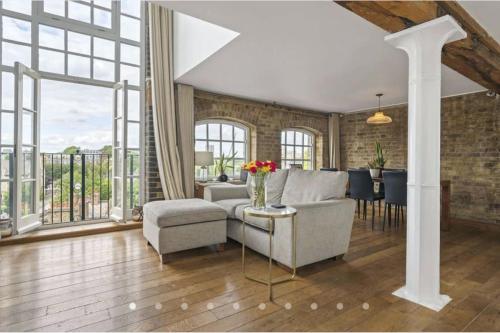 Luxury Artsy 2 Bedroom with Balcony - Great Location Central London - Great for Couples Digital Nomads and Families, London