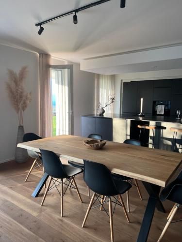 Lakeview Homestay - Private Guest Rooms & Bathroom in La Broye