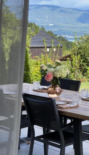 Lakeview Homestay - Private Guest Rooms & Bathroom in La Broye