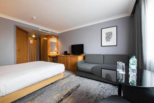 DoubleTree by Hilton Swindon Hotel - image 3