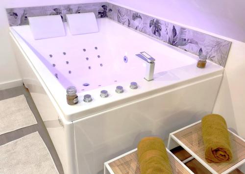 Pezsgőfürdő, Charme, détente sous les étoiles (Charme, detente sous les etoiles) in Cambrai