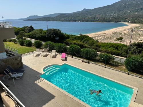 Grand T4 , vue magnifique à 50 m de la plage (Grand T4 , vue magnifique a 50 m de la plage) in Bartaccia
