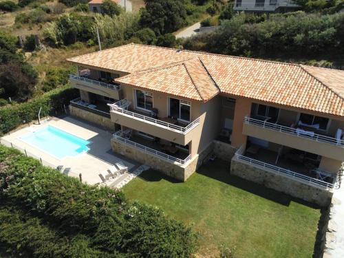 Grand T4 , vue magnifique à 50 m de la plage (Grand T4 , vue magnifique a 50 m de la plage) in Bartaccia