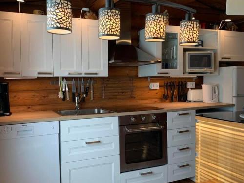 Kitchen, Kaupinmaja, Yllas, Akaslompolo, Lapland - Log Cabin with Lake and Fell Scenery in Kaupinjärvi