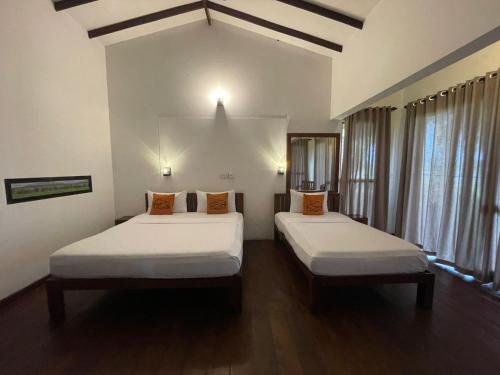 2 queen beds