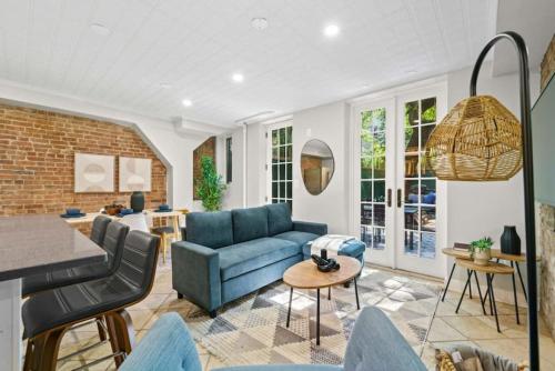 Newly Renovated 2BR w Rare Private Backyard and BBQ, Нью-Йорк (фото 2)