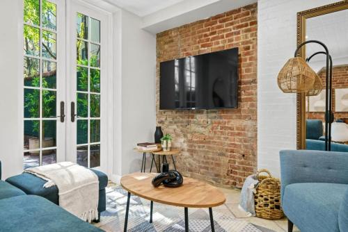 Newly Renovated 2BR w Rare Private Backyard and BBQ, Нью-Йорк (фото 6)