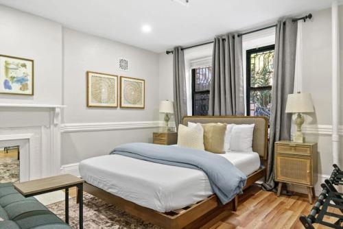 Newly Renovated 2BR w Rare Private Backyard and BBQ, Нью-Йорк (фото 10)