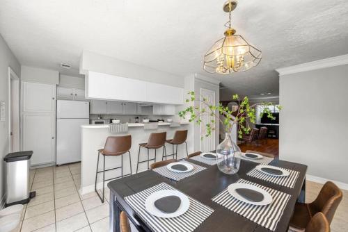 Létesítmények, Montrose 2-Unit Retreat 4BR Sleeps 20 Near DT near Buffalo Bayou Park