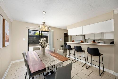 Létesítmények, Montrose 2-Unit Retreat 4BR Sleeps 20 Near DT near Buffalo Bayou Park