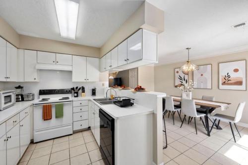 Konyha, Montrose 2-Unit Retreat 4BR Sleeps 20 Near DT near Buffalo Bayou Park